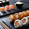 piatti in ardesia utilizzati per servire il sushi - uramaki cotti e crudi, nigiri con salmone e gambero, hosomaki alle verdure - tognana magazine