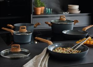 set di pentole e padelle tognana antiaderenti con manici effetto legno, linea t-care my cooking